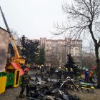 Los servicios de rescate trabajan en el lugar del accidente del helicóptero que se ha estrellado esta madrugada en la ciudad ucraniana de Brovary, en la región de Kiev, en el que ha muerto el ministro ucraniano del Interior, Denis Monastyrsky.