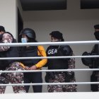 Diligencia. La cadete llegó a la audiencia custodiada por guías penitenciarios.