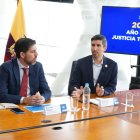 Ricardo Flores, subdirector General de Cumplimiento Tributario, y Franciso Briones, director del SRI.