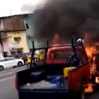 El vehículo quedó en llamas. La emergencia fue controlada por el cuerpo de bomberos de Guayaquil.