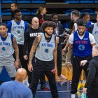 Jugadores de los Pistons durante uno de los entrenamientos en suelo francés