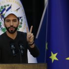 El presidente de El Salvador, Nayib Bukele, asiste a un evento oficial hoy, en Mejicanos (El Salvador). Bukele aseguró la noche del martes que El Salvador se ha convertido "en el país más seguro de América Latina" y señaló que ahora los jóvenes "ya no son víctimas" de la violencia. EFE/ Rodrigo Sura