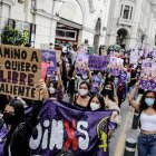 Decenas de personas participan en una marcha contra la violencia de genero, en Lima (Perú), en una fotografía de archivo. EFE/Stringer