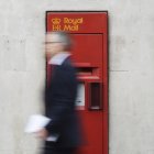 Un peatón pasa por los buzones de correo de Royal Mail en Londres el 25 de marzo de 2014. EFE/EPA/ANDY RAIN