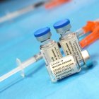 Fotografía de archivo en la que se registraron tres dosis de la vacuna de Janssen contra la Covid-19.