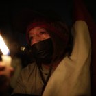 Fotografía de archivo de ciudadanos que encienden velas para pedir el cese de la represión a las protestas en Lima (Perú).