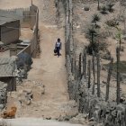Fotografía del llamado "muro de la vergüenza", que divide los distritos limeños de Villa María del Triunfo y La Molina, el 9 de enero de 2023, en Lima (Perú).