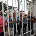 Un grupo de residentes de Samanes 1 se coloca en una puerta instalada en una peatonal.