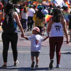 Una pareja de manifestantes acude a la Marcha del Orgullo en apoyo a la comunidad LGTBI, en Santiago (Chile), en una fotografía de archivo.