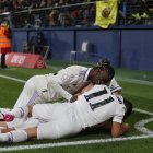 Los jugadores del Real Madrid: Eduardo Camavinga (arriba), Marco Asensio (delante) y Dani Ceballos (debajo), celebran el gol de su equipo durante el partido de octavos de final de la Copa del Rey.