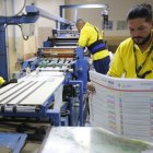 En las imprentas del IGM se intensifica el trabajo bajo la atenta mirada de los integrantes de las Fuerzas Armadas.