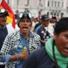Manifestantes participan en la "toma de Lima" hoy, en Lima (Perú). EFE/ Paolo Aguilar