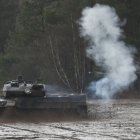 Un tanque de combate Leopard 2 en acción durante unos ejercicios de la 9ª Brigada Panzerlehr de la Bundeswehr alemana en Munster, en el norte de Alemania, el 7 de febrero de 2022. EFE/EPA/FOCKE STRANGMANN