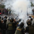 Policías se enfrentan con manifestantes durante la "toma de Lima" hoy, en Lima (Perú). La gran marcha nacional denominada "la toma de Lima" ha activado una serie de acciones de protesta en distintos puntos del país, en donde los manifestantes exigen la renuncia de la presidenta Dina Boluarte y el cierre del Congreso, así como la convocatoria a elecciones generales para este año y a una asamblea constituyente. Las manifestaciones en Perú comenzaron el 7 de diciembre pasado, cuando Boluarte asumió la Presidencia por sucesión constitucional tras el fallido autogolpe de Castillo (2021-2022) y, luego de una tregua navideña, volvieron a cobrar fuerza a partir del 4 de enero, sobre todo en el sur. EFE/ Paolo Aguilar