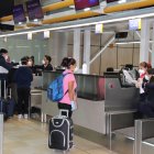 Fotografía de archivo de viajeros en el Aeropuerto Internacional Mariscal Sucre, en Quito (Ecuador).