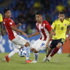 AMDEP240. CALI (COLOMBIA), 19/01/2023.- Gustavo Puerta (d) de Colombia disputa un balón con Nelson Castillo (c) de Paraguay hoy, en un partido de la fase de grupos del Campeonato Sudamericano Sub"20 entre las seleccione de Colombia y Paraguay en el estadio Pascual Guerrero en Cali (Colombia). EFE/ Ernesto Guzmán Jr.