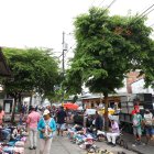 Los comerciantes se adueñan de las veredas