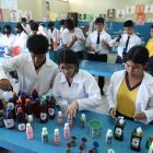 Los alumnos del Aguirre Abad no descuidan ni un detalle al momento de elaborar desinfectantes, mentol y ambientales.