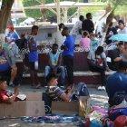 Migrantes permanecen hoy en la plaza principal en la Ciudad de Tapachula en el estado de Chiapas (México). La asociación Pueblos Libres Sin Fronteras convocó a la primera caravana migrante de 2023 que partirá este sábado de la frontera sur de México hacia Estados Unidos, ya que los extranjeros llevan más de dos meses varados sin atención del Instituto Nacional de Migración (INM). EFE/Juan Manuel Blanco