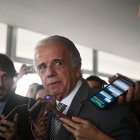 El ministro de Defensa de Brasil, José Mucio, habla hoy durante una conferencia de prensa tras una reunión de la cúpula de las fuerzas militares con el presidente Luiz Inácio Lula da Silva, en el Palacio del Planalto, en Brasilia (Brasil). EFE/André Borges