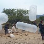 Los residentes locales llenan bolsas de plástico con gas natural para cocinar en casa, en el distrito de Karak, en el noroeste de Pakistán, que presume de ricas reservas de gas natural y petróleo. EFE/EPA/BASIT GILANI