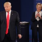 La demócrata Hillary Clinton (d), junto al expresidente de EE.UU. Donald Trump (i), en una fotografía de archivo. EFE/Jim Lo Scalzo