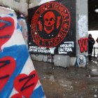 Hombres pasan junto a un mural que muestra el logo del grupo de mercenarios rusos Grupo Wagner en Belgrado este 20 de enero. EFE/EPA/ANDREJ CUKIC