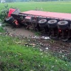 Nobol. El tráiler aparece derrapado a un costado de la vía Perimetral.