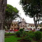 Paisaje. El parque central aparece rodeado de construcciones antiguas.