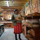Oyacachi. Una mujer artesana muestra uno de sus trabajos.