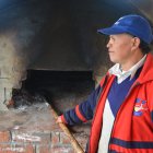 Salasaka. Segundo Masaquiza muestra el horno que tiene en su casa.
