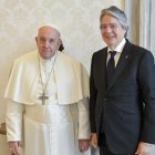 El papa Francisco (I) y el presidente de Ecuador, Guillermo Lasso Mendoza, en el Vaticano.