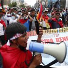Decenas de personas participan en una nueva marcha antigubernamental convocada en el marco de la denominada "toma de Lima",