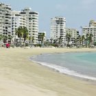 Referencial. La playa de Salinas ha apaciguado sus aguas.