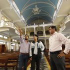 Tradición. Tres generaciones distintas que han pasado por el colegio recorren los sitios más emblemáticos de la sede del centro de La Salle.