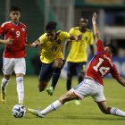 Orlando Herrera (c) de Ecuador disputa el balón con Marcelo Morales de Chile el viernes 20 de enero, durante el debut de ambos en el Sudamericano.