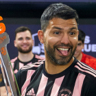 Sergio Kun Agúero vistiendo la camiseta de su equipo Kunis Sport.