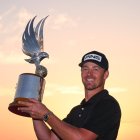 Víctor Pérez con el título de campeón en Abu Dabi.