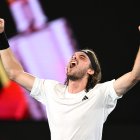 Stefanos Tsitsipas celebra eufórico a manera de desahogo tras vencer a Sinner.