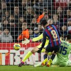 El centrocampista del Barcelona Pedri (8) marca ante el Getafe, durante el partido de Liga en Primera División que FC Barcelona y Getafe CF disputaron este domingo.