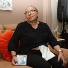 Colostomía. La maestra jubilada Patricia Flores debe someterse a una nueva cirugía que le permita abandonar la bolsa de plástico pegada en su vientre desde el año pasado.