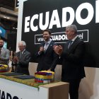 La suscripción del convenio entre el Ministerio de Turismo y Fitur, en el stand de Ecuador.