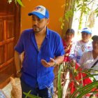 Conversar con los habitantes de su cantón era parte de las actividades del candidato.