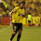 El brasileño Ronaldinho, en 2016, fue la primera estrella mundial en ser invitada para jugar con el equipo de Barcelona.