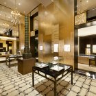 Imagen de la renovada joyería que la firma Chanel en la exclusiva Plaza Vendôme de París, en la que se encuentran otras joyerías de lujo.