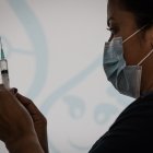 Un trabajador de la salud prepara una dosis de la vacuna Pfizer BioNTech contra el Covid-19, en una imagen de archivo.