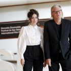 Foto de archivo del realizador Andrew Dominik (d), junto a la actriz Ana de Armas.