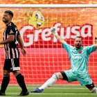 Sergio Agüero (d), jugador argentino que vendrá a la Noche Amarilla, se lesionó jugando la Kings League.