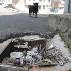 En la calle G. En la rejilla improvisada, colocada por los vecinos ante el robo de la estructura normal de acero, se acumula todo el material que desciende debido a las lluvias.