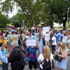 AME7954. BUENOS AIRES (ARGENTINA), 22/01/2023.- Venezolanos se manifiestan hoy contra la posible llegada a Argentina del presidente de Venezuela, Nicolás Maduro, en Buenos Aires (Argentina). Venezolanos residentes en Argentina se manifestaron este domingo para protestar por la posible presencia de Maduro en la VII Cumbre de la Comunidad de Estados Latinoamericanos y Caribeños (Celac), que tendrá lugar en Buenos Aires el martes próximo. Unos cien manifestantes se reunieron frente al hotel Sheraton, en el barrio capitalino de Retiro, donde se desarrollará la reunión de presidentes. EFE/Enrique García Medina